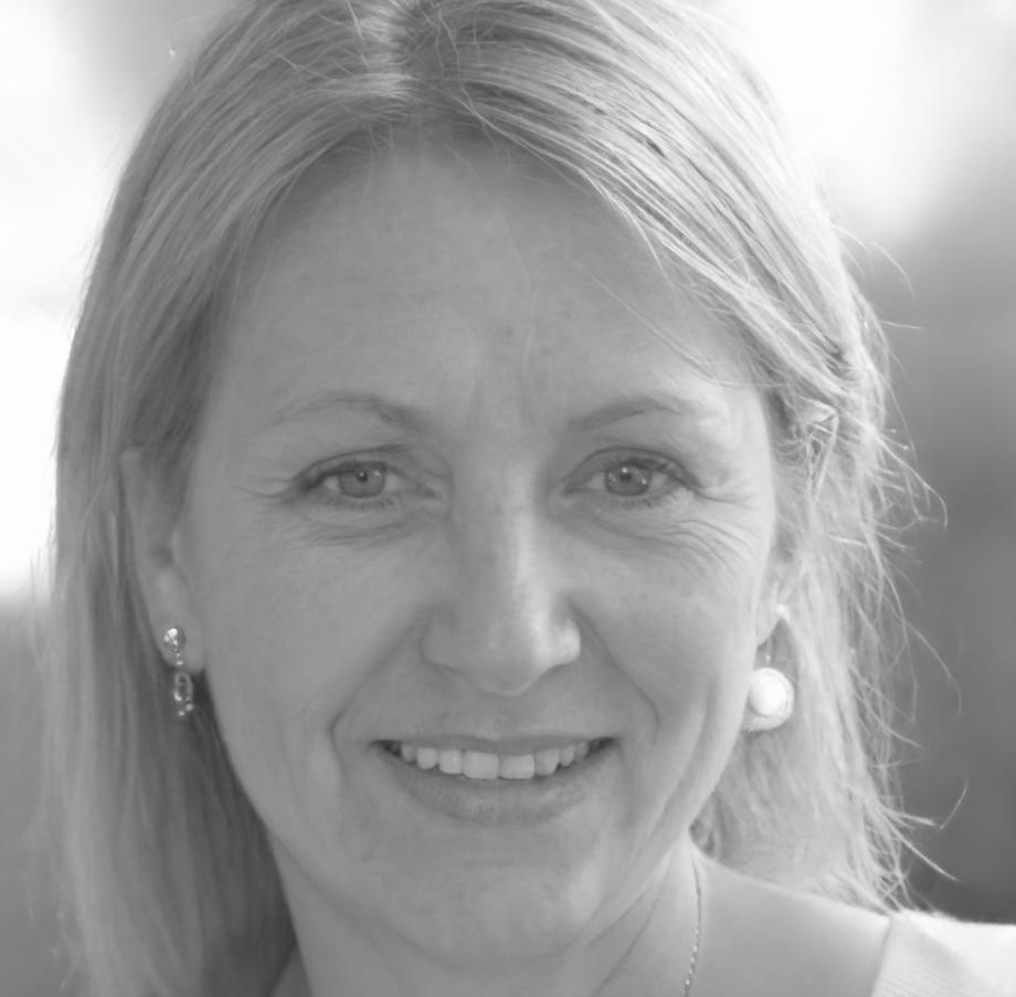 Retrato profesional de Inmaculada Ruiz, analista de tendencias de mercado