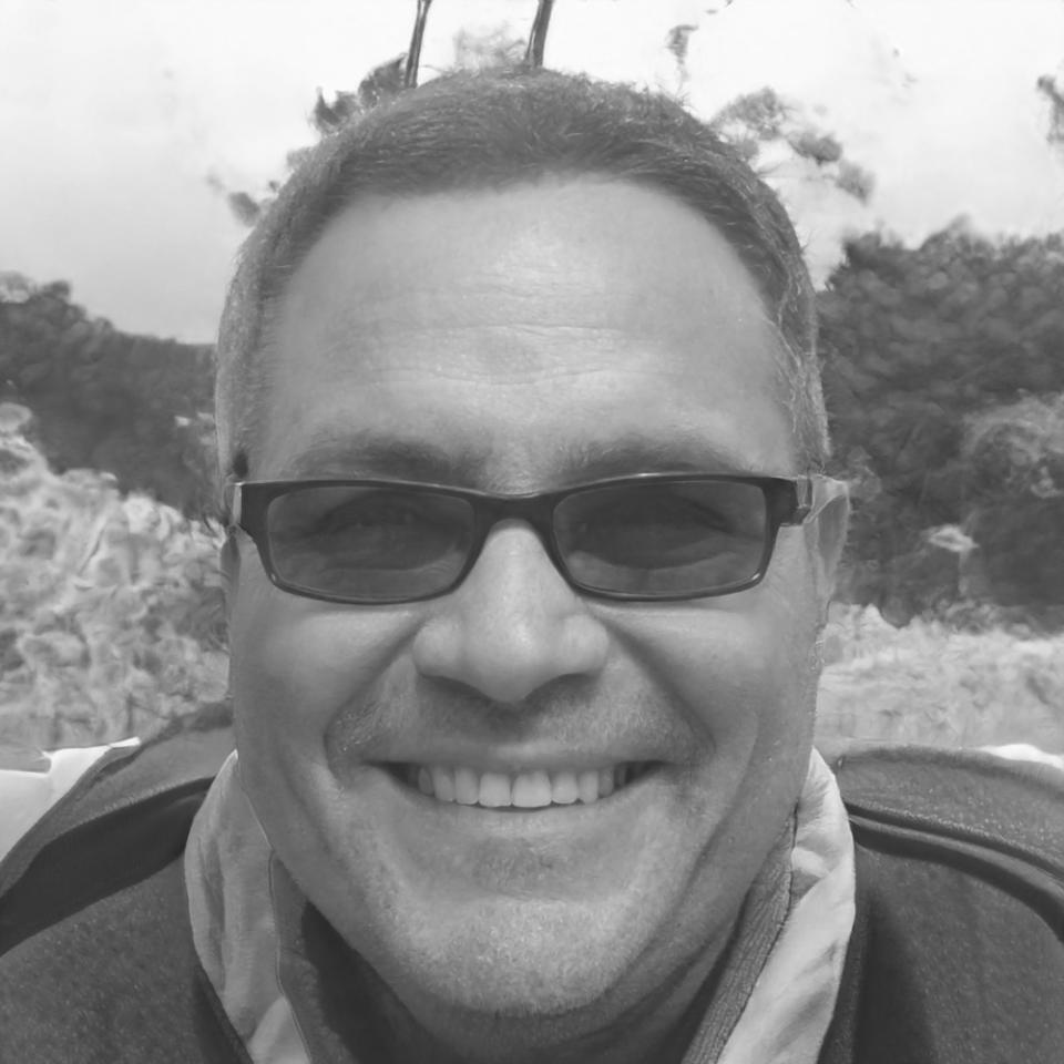 Retrato profesional de Aurelio Mendoza, consultor senior en finanzas corporativas