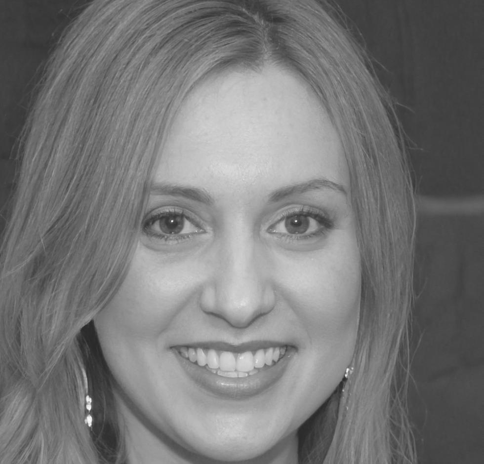 Retrato profesional de Esperanza Vázquez, directora de análisis estadístico