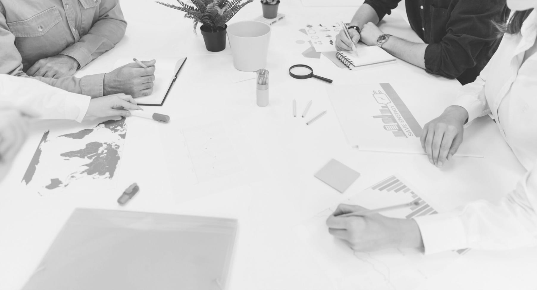 Equipo de trabajo colaborando en análisis de datos financieros con documentos y gráficos